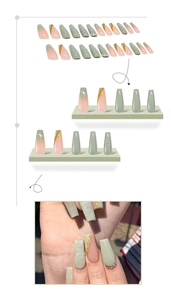 Dettaglio di unghie finte a ballerina con sfumatura grigio-verde, rosa, foglia oro e strass