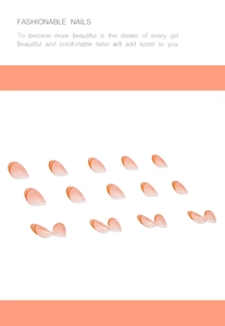 Détail de faux ongles rose nude avec lignes orange élégantes style French