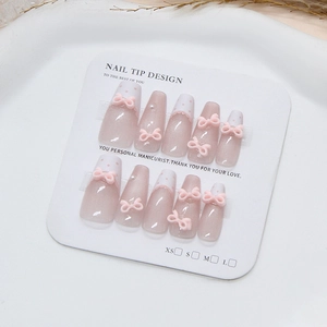 Faux ongles faits main rose œil de chat avec nœuds 3D et perles sur carte de présentation
