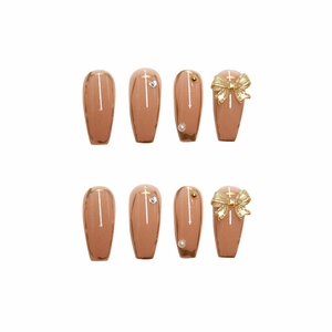 Rosa Nude Kunstnägel zum Aufkleben mit goldenen Schleifen, Perlen und Glitzersteinen