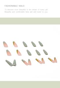 Dettaglio di unghie finte stiletto con texture marmo, foglia d'oro e strass applicati