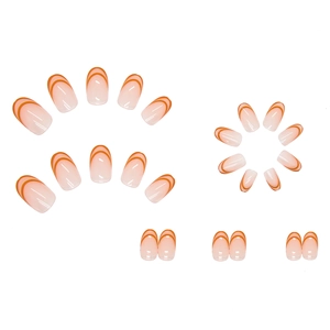 Faux ongles French avec doubles lignes orange et base nude, de forme amande carrée