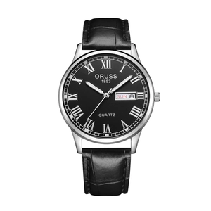 Détail du cadran à chiffres romains et dateur sur une montre homme en cuir noir