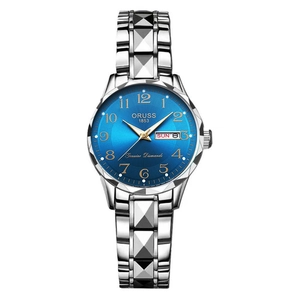 Dettaglio macro del quadrante blu sunray e del cinturino in acciaio di questo orologio