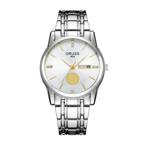 Dettaglio macro dell'orologio con rilievo di barca a vela dorata e indici in strass