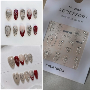 Adesivi Per Unghie 5D Rilievo Disegni Metallici Sole Stella Serpente Oro Argento Con Strass Autoadesivi Impermeabile Decor