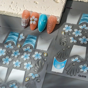 3D-geprägte blau-weiße Blumen-Nagelaufkleber mit Goldfolie und Gelee-Muschel-Texturen