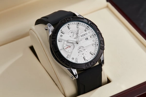 Detail of HERYI men's watch featuring white dial, chronograph sub-dials, and silicone strap