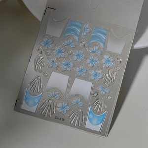 Detail der floralen Nagelstickers Co-519 mit eisblauen Blumen und Goldwellen-Textur
