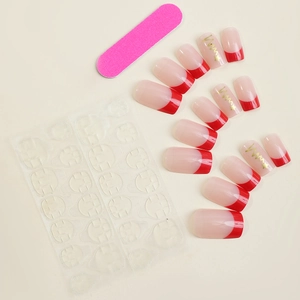 Dettaglio di unghie finte French rosse con stelle dorate e kit di applicazione