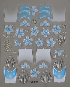 Detailansicht von Nageltattoos mit blauen Blütenblättern und silbernen Wellenmustern