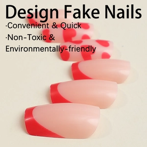 Faux ongles ballerine longs avec pointes French rouges et motifs de cœurs rouges