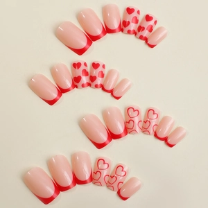 Faux ongles French manucure avec motifs cœurs rouges et finition brillante 24 pièces