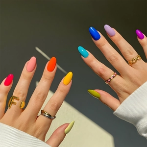 Regenbogen-Verlauf Ballett-Nägel zum Aufkleben mit stilvollen goldenen Ringen am Modell