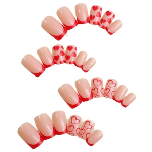 Faux ongles carrés style français rose nude avec motifs de cœurs rouges et fini brillant