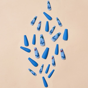 Faux ongles longs forme cercueil avec finitions bleu mat et motifs de papillons bleus