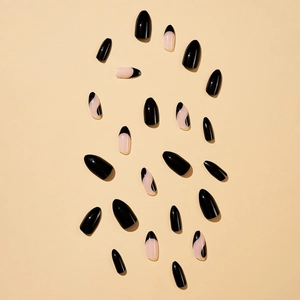 Faux ongles amande avec pointes françaises noires et motifs ondulés sur base nue