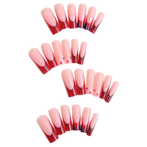 Faux ongles cercueil longs avec motifs toile d'araignée rouge et cœurs sur base nude