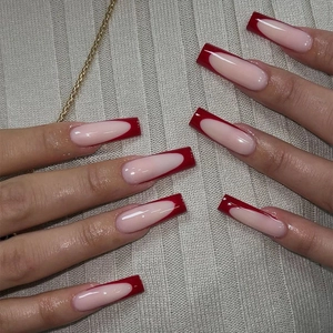 Lange Sarg-Nägel zum Aufdrücken mit roten French-Tips und goldener Kette auf Nude