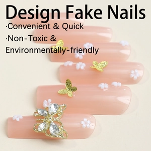 Unghie finte coffin extra lunghe nude con fiori 3D e accenti di farfalla dorata