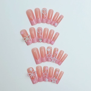 Faux ongles longs french roses avec nœuds 3D, perles et détails étoilés