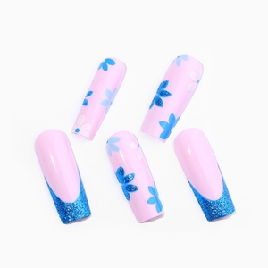 Unghie finte a trapezio lunghe con fiori blu e punte glitterate su sfondo bianco