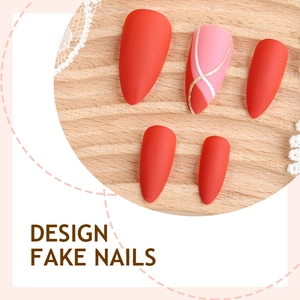 Faux ongles amande mats rouges et roses avec rayures blanches et paillettes dorées