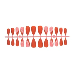 Faux ongles amande rouges avec lignes roses ondulées et rayures dorées scintillantes