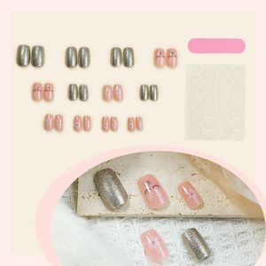 Faux ongles courts de Noël avec cerf argenté pailleté et motifs flocons de neige