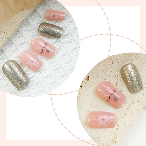Faux ongles de Noël courts avec rennes, flocons de neige et paillettes dorées champagne