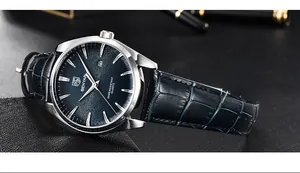 Gros plan détaillé de la montre Benyar avec cadran bleu et bracelet en cuir de luxe