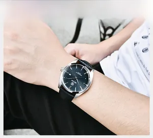 Gros plan sur la montre à quartz Benyar avec cadran bleu et bracelet en cuir noir
