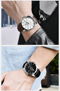 Gros plan de montres à quartz d'affaires avec bracelets en cuir et boîtier acier