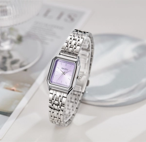 Détail macro de la montre carrée en argent avec cadran violet et bracelet en acier inox
