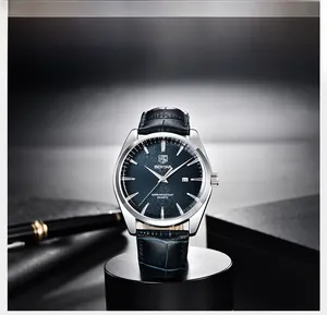 Détail de la montre à quartz avec cadran bleu et bracelet en cuir noir sur support
