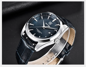 Détail de la montre Benyar à quartz avec cadran bleu brossé et bracelet en cuir noir