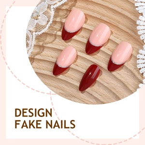 Unghie finte a mandorla French rosse e rosa nude con glitter argento su fondo in legno