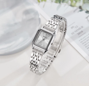 Détail d'une montre à quartz carrée argentée avec bracelet premium en acier inoxydable à 5 maillons