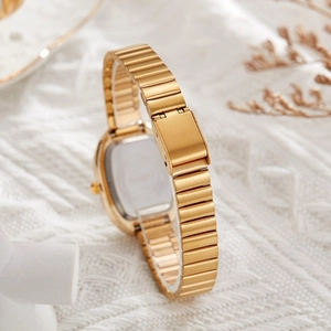 Elegant gold vintage quartz watch for women with stylish chain strap and folding clasp