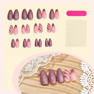 Faux ongles amande rose et violet pailletés avec motifs de Noël et rayures élégantes