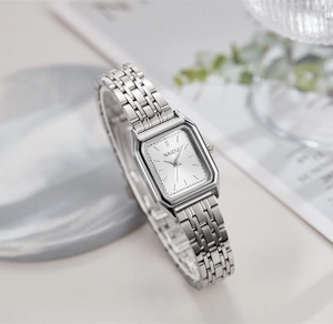 Détail d'une montre à quartz carrée argentée avec bracelet à maillons en acier