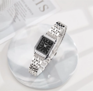 Détail de la montre NAIDU carrée à quartz avec bracelet acier argent et cadran noir épuré