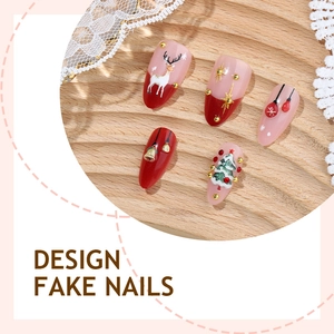 Faux ongles 3D de Noël avec renne rouge et sapin festif sur forme d'amande élégante
