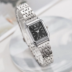 Montre à quartz NAIDU carrée en acier argenté avec cadran noir minimaliste pour femmes