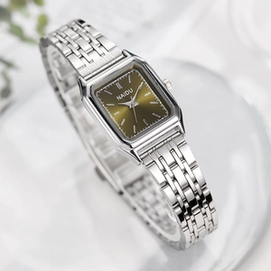 Montre à quartz carrée pour femme avec bracelet argenté et cadran vert olive soleil