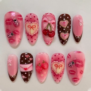 Unghie finte fatte a mano rosa e cioccolato con cuori 3D, fragole e fiocchi decorativi