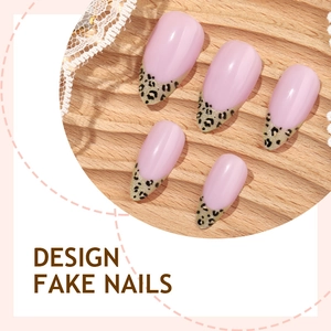Faux ongles French léopard avec paillettes dorées et base rose élégante
