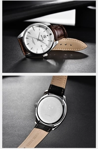 Détail d'une montre à quartz Benyar avec cadran blanc et bracelet en cuir brun