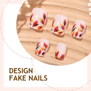 Faux ongles courts carrés avec motifs de feuilles d'érable d'automne rouges et jaunes