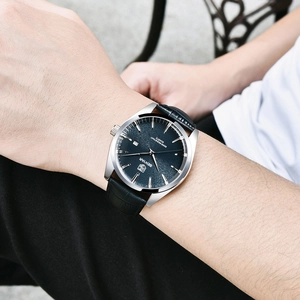Montre homme à quartz avec cadran bleu grainé et bracelet en cuir noir par Benyar